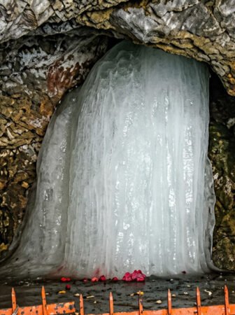 The sacred ice Shivling at Amarnath Cave is reportedly melting, raising concerns among devotees amid changing weather conditions. 🕉️🧊🌡️🙏⛰️⚠️