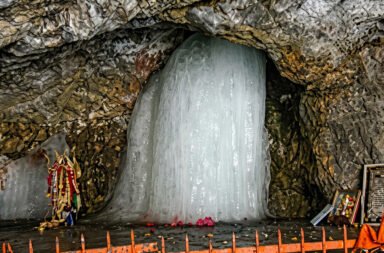 The sacred ice Shivling at Amarnath Cave is reportedly melting, raising concerns among devotees amid changing weather conditions. 🕉️🧊🌡️🙏⛰️⚠️