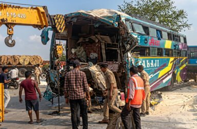 Bus crashes into a truck in Vadodara, leaving five people dead and 26 others injured. 🚌💥🚛🕯️🚑⚠️
