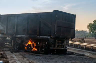 Two 16-wheeler trailers collide head-on, leaving both drivers burnt alive in a horrific accident. 🚛💥🔥🕯️⚠️