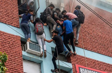 Tragic fire at a coaching centre leaves 11 people burnt alive; panicked students reportedly jumped from the building in a desperate attempt to save their lives. 🔥🏢🚨🎓🕯️⚠️