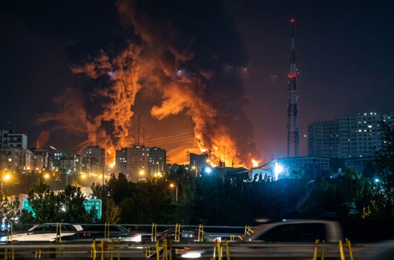 United States launches heavy bombing on Iranian military bases amid escalating regional tensions. 💣⚠️🌍✈️