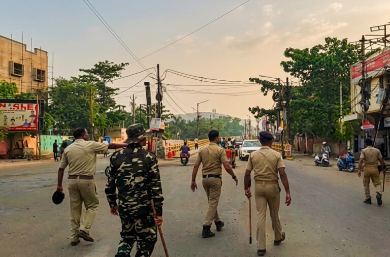 Mob violence reported in Sambalpur; five people have been arrested after a migrant worker was brutally assaulted on suspicion of being a child kidnapper. 🚨👮‍♂️⚖️🏘️🔍🚔