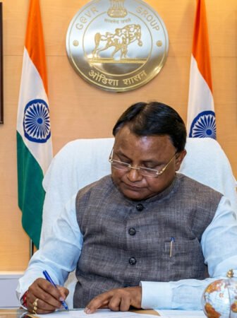 Wrong textbooks reached the CMO; Mohan Charan Majhi has directed immediate correction of the errors, sought a report within seven days, and warned of strict action against those found responsible. 📚⚠️🏛️📋🚨