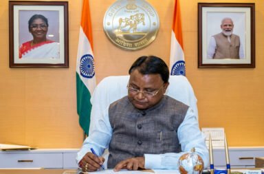 Wrong textbooks reached the CMO; Mohan Charan Majhi has directed immediate correction of the errors, sought a report within seven days, and warned of strict action against those found responsible. 📚⚠️🏛️📋🚨