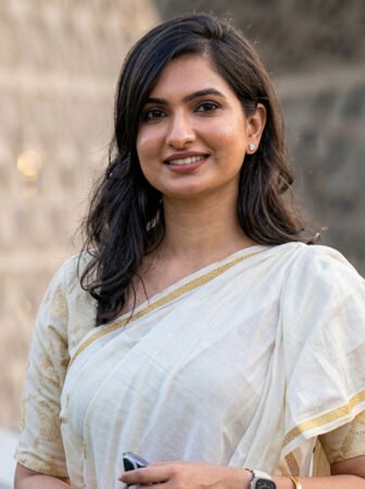 Following the attack on Sarpanch Chameli, MLA Sofia Firdous visited her at the hospital, while allegations have been raised against accused Parthasarathi Samantaray. 🚑🏥⚖️🚨