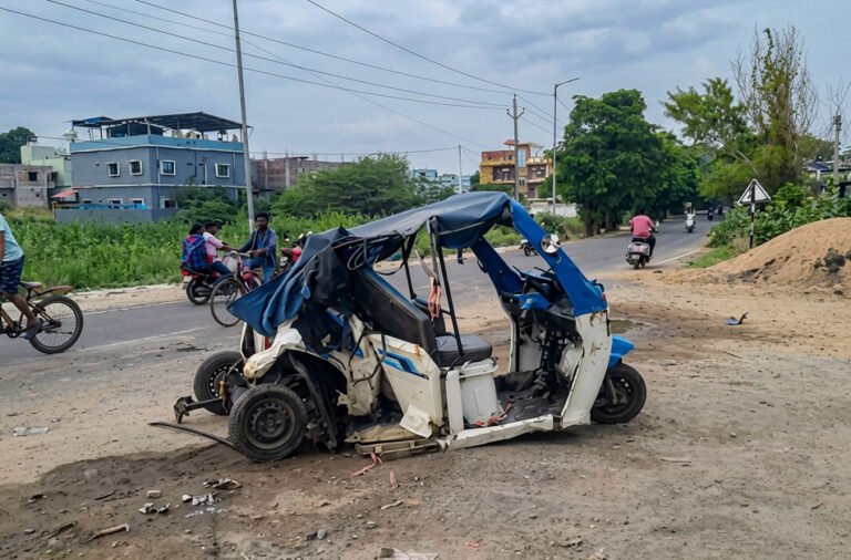 Auto-rickshaw and safari vehicle collide; father and daughter killed in the accident. 🚗💥🕯️⚠️