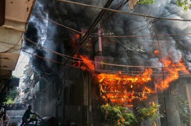 Major fire breaks out in Delhi; three people burnt alive and eight others injured in the incident. 🔥⚠️🕯️🚑
