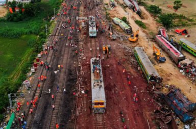 Bhubaneswar witnesses a collision between two trains in a head-on accident. 🚆💥⚠️