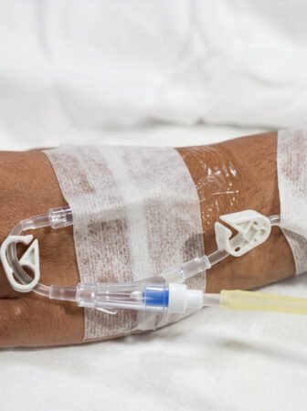 Tension erupted over the death of a pregnant woman amid allegations of medical negligence; an on-duty doctor was reportedly assaulted by agitated relatives. 🚨🏥⚖️🤰🕯️