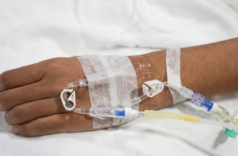 Tension erupted over the death of a pregnant woman amid allegations of medical negligence; an on-duty doctor was reportedly assaulted by agitated relatives. 🚨🏥⚖️🤰🕯️