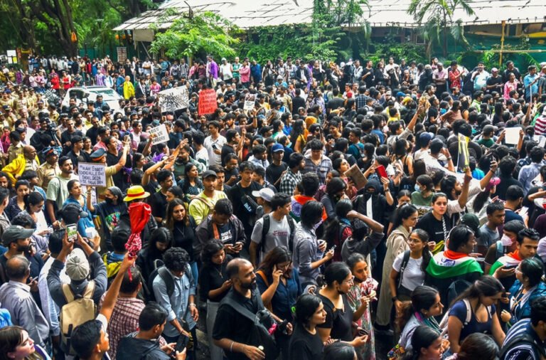 **Support for CJP in Mumbai; cases registered against 400 protesters.**