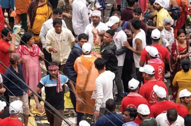 **Stampede during chariot pulling; one devotee dead.**