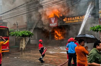 **Massive fire breaks out in Jharsuguda; shopping mall gutted. Fire engulfs Shankar Jewellers and V-Mart.**