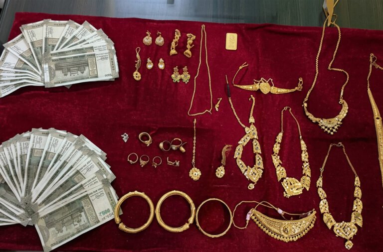 Miscreants allegedly used a distraction tactic before looting cash worth lakhs along with gold jewellery, leaving the victims in shock.