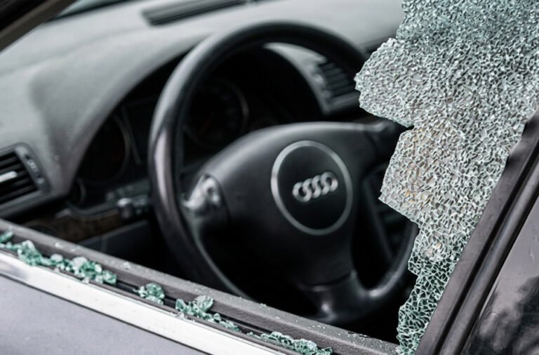 Dacoity in film style! Police and miscreants clash; patrolling vehicle vandalized.