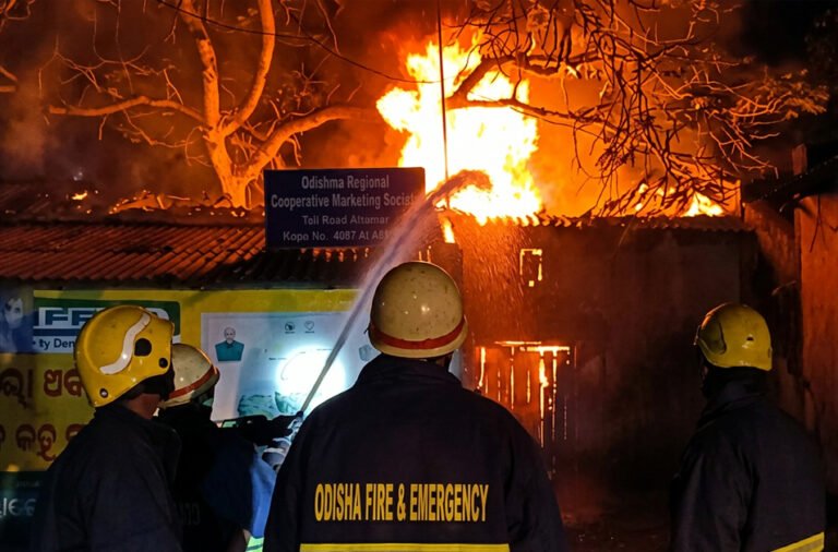Massive fire breaks out in a garment warehouse; property worth lakhs of rupees reduced to ashes.