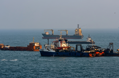 Iran warns the US: “We won’t let even a drop of oil through.”