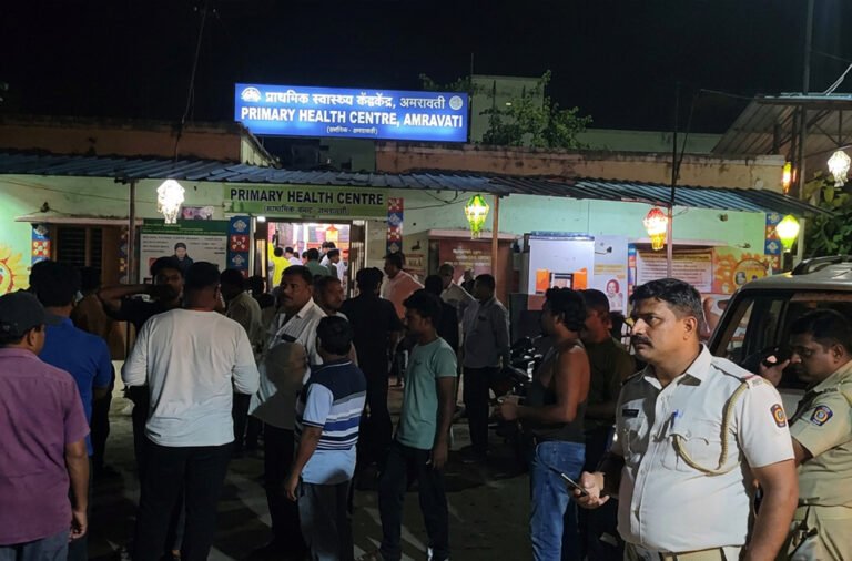 Armed miscreants strike a house at gunpoint, looting gold, silver, and cash worth lakhs of rupees.