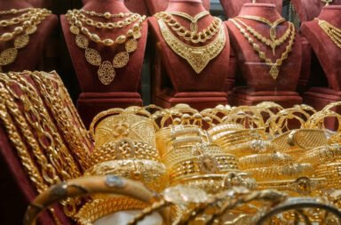 Gold jewellery worth ₹30 lakh looted from a jewellery store.
