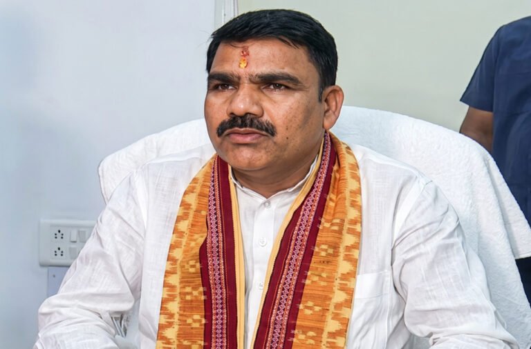 Key meeting held over textbook errors; no mistakes found in Class I textbooks, says the School and Mass Education Minister.