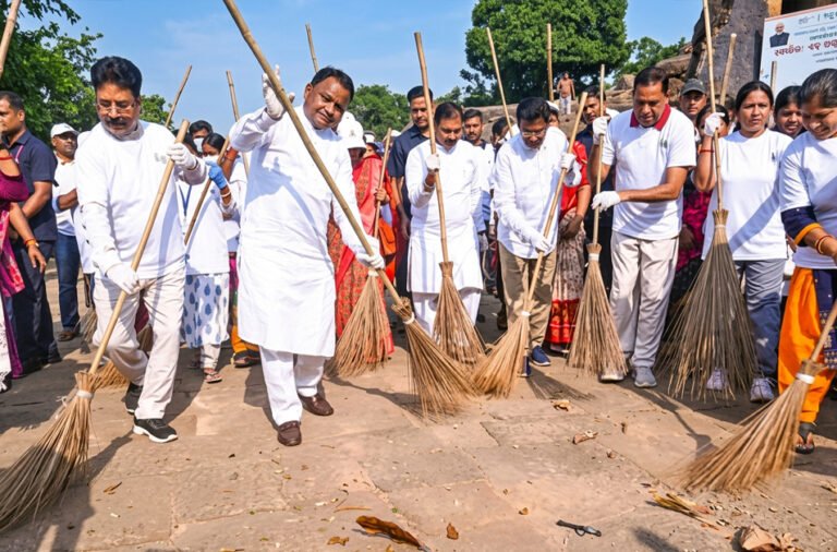 Call to make Bhubaneswar the country’s cleanest city; Chief Minister says, “The city is ours, and keeping it clean is our responsibility too.”